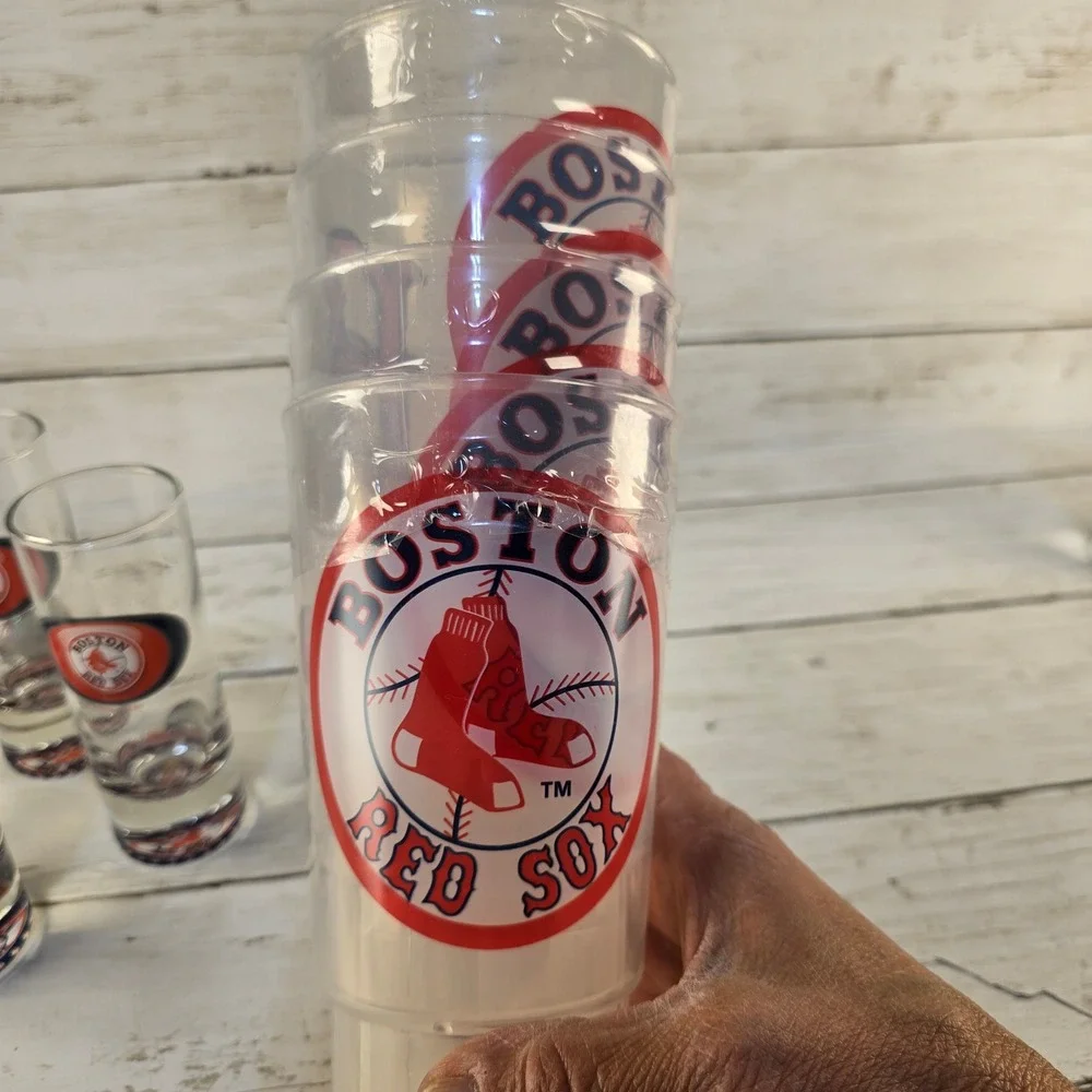 NWT Boston Red Sox MLB Gift Set 4 Shot Glasses and 4 Stadium Plastic‎ Authentic